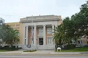 Old Pinellas County Courthouse in Clearwater (2017). Das ehemalige Courthouse des County entstand 1918 im Stile des Neoklassizismus. Im Juni 1992 wurde es in das NRHP eingetragen.