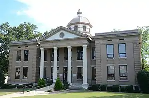 Cleburne County Courthouse (2015). Das 1914 fertiggestellte County Courthouse ist seit Juli 1976 im NRHP eingetragen.