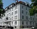 Anfang des 20. Jahrhunderts erbauter Eckbau mit Erkern und Putzdekor in Formen des späten Jugendstils in der Clemensstraße 38