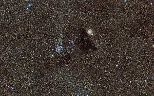 Der Sternhaufen NGC 6520 neben der Dunkelwolke Barnard 86, aufgenommen mit dem MPG/ESO-2,2-m-Teleskop.