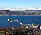 Containerschiff und Fähre bei Gourock