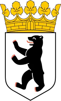 Das Wappen des Landes Berlin besteht aus einem nach unten spitz zulaufenden Wappenschild, in dem ein nach links stehender schwarzer Bär ist, dessen rote Tatzen und Zunge ausgestreckt sind. Auf dem Schild steht eine goldene Krone mit fünf Blättern und im Reif ist ein Mauerwerk mit geschlossenem Tor.