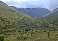 Blick aus dem Coill a’ Choire nach Westen in das Coire Adair und auf den Stob Poite Coire Ardair, links die als the Window bezeichnete Scharte zum benachbarten Creag Meagaidh