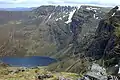 Blick vom benachbarten Stob Poite Coire Ardair nach Südwesten in das Coire Ardair und die darüber aufragende Nordostwand des Creag Meagaidh