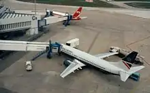Selten ermöglichen Fluggastbrücken auch eine parallele Parkposition, von der sich das Flugzeug aus eigener Kraft entfernen kann.