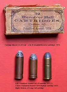 Links zwei frühe Frankford-Arsenal Patronen .45 Colt