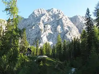 Reißkofel von Nordosten mit der Comptonhütte, der scheinbar niedrigere Hauptgipfel ist rechts