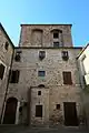 Der Torrione Torre del Fortilizio (del Castello, del Cassero) von innerhalb der Wehrmauern gesehen.