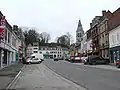 Place centrale, im Hintergrund die Kirche und der Mottenhügel (Standort der einstigen Burg)