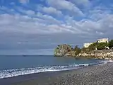 Der Strand von Coreca mit Blick auf die Klippe