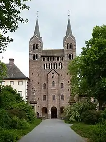 Corvey, 9.&nbsp;Jahrhundert. Untergeschosse karolingisch, Glockenhaus und Turmerhöhung 12. Jahrhundert, Zeltdächer 1553