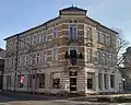 Mietshaus in Ecklage und offener Bebauung