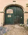 Wohnstallhaus, Scheune und Torbogen eines ehemaligen Zweiseithofes