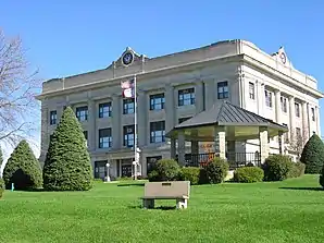 Das Fayette County Courthouse in West Union, gelistet im NRHP Nr. 81000236