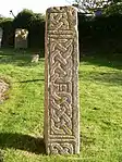 Zwei jeweils um ein Auge verlängerte Trossenknoten. Dieser Stein wurde gefunden, als man die alten Mauern der St Peter’s Kirche in Creeton, England abriss. Er ist vermutlich angel-sächsischen Ursprungs und aus dem 12. Jht.