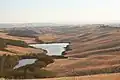 Panorama über Felder und Wasserspeicher