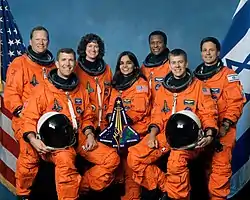 Vorne: Rick Husband, Kalpana Chawla, William McCool;Hinten: David Brown, Laurel Clark, Michael Anderson, Ilan Ramon(jeweils v. l. n. r.)