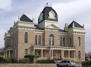 Das Crockett County Courthouse in Ozona, gelistet im NRHP mit der Nr. 74002066