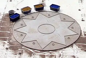 Crop Circle Skulptur auf dem Dach – während der Befüllung
