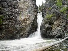 Ein Wasserfall des Crow Creek