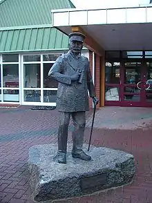 Bronzestatue von Frijo Müller-Belecke vor dem Aeronauticum in Nordholz bei Cuxhaven