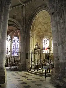 Rechts südöstliche Re­nais­sance­kapelle, links gotische Axialkapelle