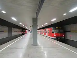 Bahnsteig mit Triebzügen der S 11 und S 68