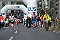 Asbjørn Ellefsen Persen (links, weißes Trikot) – Rang&nbsp;dreißig