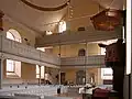 Kirchenraum mit Kanzel (rechts) und Emporen an Ost- und Südwand