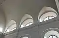 Reihung von Fenstern, deren innere Laibung mit dem Hauptgewölbe des Kirchenschiffs kleinere Spitzgewölbe bilden, Pfarrkirche in Bissingen