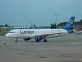 Flugzeug fragt um Rollerlaubnis.