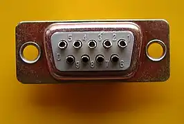 DE-9 (männlich) mit Nummerierung und Lötkelchanschluss (Ansicht auf Lötseite)