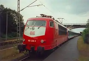 103&nbsp;228 in orientrot mit weißem „Lätzchen“