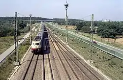 EW 60-7000/​6000-1:42, Schnell­fahr­strecke Mann­heim–Stutt­gart: Ein Inter­city zweigt am Ab­zweig Saal­bach von Mann­heim in Rich­tung Karls­ru­he ab (in Be­trieb seit 1988)