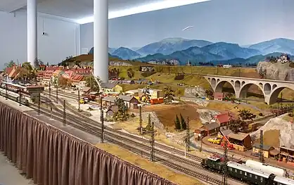 Modell-Eisenbahnanlage (enthält auch Modelle von Bauwerken)