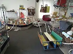 Kinderwagen und Spielsachen