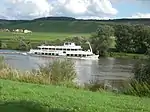 Ein Fahrgastschiff auf der Mosel bei Kesten