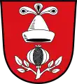 Spitzhut mit drei Pfauenfedern besteckt