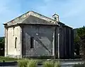 Saint-Quenin, Ostseite, Apsis dreieckig. Die Wände sind von zwei Bogenfenstern durchbrochen