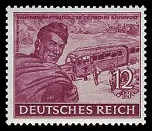 12-Pf-Wert der Reichspost 1944 mit einem Feldpostbeamten mit Postbeutel vor einem Bus der Kraftpost („Feldpost im Osten“)