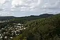 Hainkopf (halbrechts) über Eppstein vom Kaisertempel gesehen, rechts daneben lugt der Atzelbergturm durch, darunter die Heimliche Wiese. Hinten links der Küppel, dahinter links am Horizont der Große Lindenkopf (499 Meter).