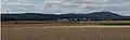 Staufen (rechts) von Osten: In der Mitte lugt neben der Staufen-Nebenkuppe Hahnenkopf (361&nbsp;m&nbsp;ü.&nbsp;NN), der Berg Judenkopf hervor; links der Lorsbacher Kopf (308&nbsp;m&nbsp;ü.&nbsp;NN).