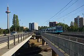 Rosa-Luxemburg-Straße in Frankfurt: Autos und Stadtbahn auf gemeinsamem Bauwerk