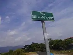 Die Straße am Flüsschen Maloa in Kampung Alor