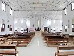 Der Altar und das Kirchenschiff