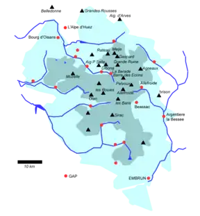 Nationalpark mit Gipfeln, Städten und Flüssen