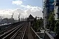 Ein DT3E-Zug verlässt die Station Baumwall (Elbphilharmonie) in Richtung Landungsbrücken