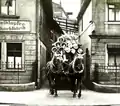 Ein beladenes Fuhrwerk verlässt das Areal des Unternehmens D. Bamberger in Lichtenfels, um 1935