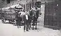Mit Peddigrohr beladenes Fuhrwerk auf dem Hof des Unternehmens D. Bamberger in Lichtenfels, um 1935