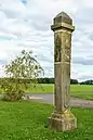 Halbmeilensäule an der B 96 in Dabern